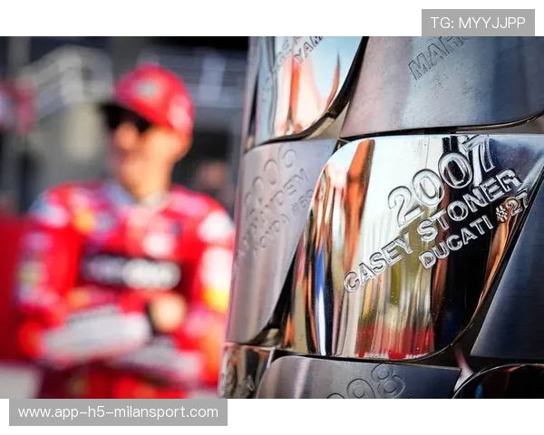 MotoGP赛场再度发生撞车事件，意外瞬间震撼全球引发热议